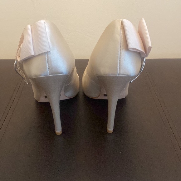 Badgley Mischka Women's Embellished Pointed Toe Pumps! - Picture 9 of 11